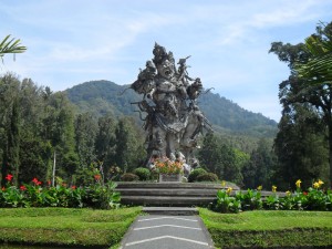 road-kumbakarna-laga-statues-bali-botanic-gardens-kandicuning-bedugul-bali-indonesia